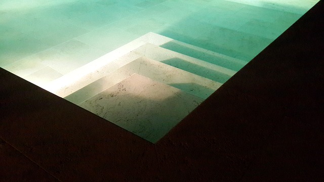 osvětlené schody bazénu