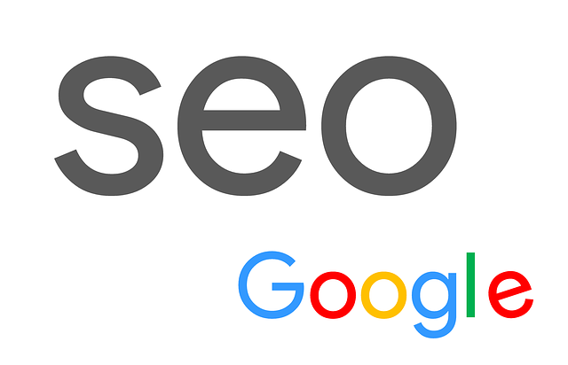 černý nápis SEO napsaný nad názvem společnosti Google