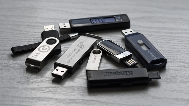 USB flash disky ležící na stole